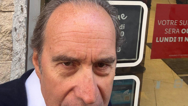 Xavier Niel takes a selfie outside the store. 